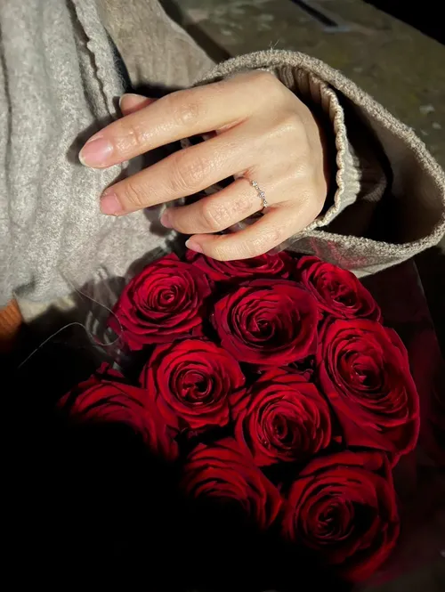 求婚鑽戒鮮花玫瑰花