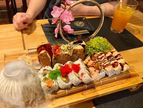 Choa Restaurant Alaska 鮭魚酪梨花壽司 + Show white 也是有鮭魚有酪梨的花壽司 + Crunchy salmon 炸鮭魚花壽司